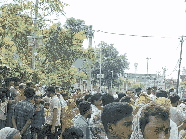 नाले के पानी विवाद में बुजुर्ग महिला की हत्या:4 परिजन घायल, लाठी-डंडे और कुल्हाड़ी से घर में घुसकर किया हमला; आक्रोशित ग्रामीणों ने किया फिर से सड़क जाम