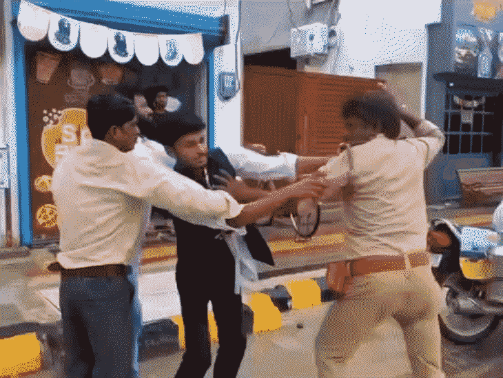 गोरखपुर में दरोगा को जूते से पीटने का VIDEO:जांच में फर्जी निकला, लाइक-व्यूज के लिए दोस्तों ने नकली ड्रेस पहनी