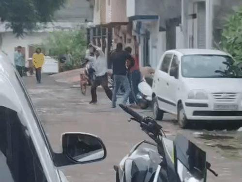 लखनऊ में दबंगों ने युवक को पीटकर अधमरा किया:गाड़ी में तोड़फोड़, दहशत फैलाने के लिए 2 राउंड फायरिंग का आरोप