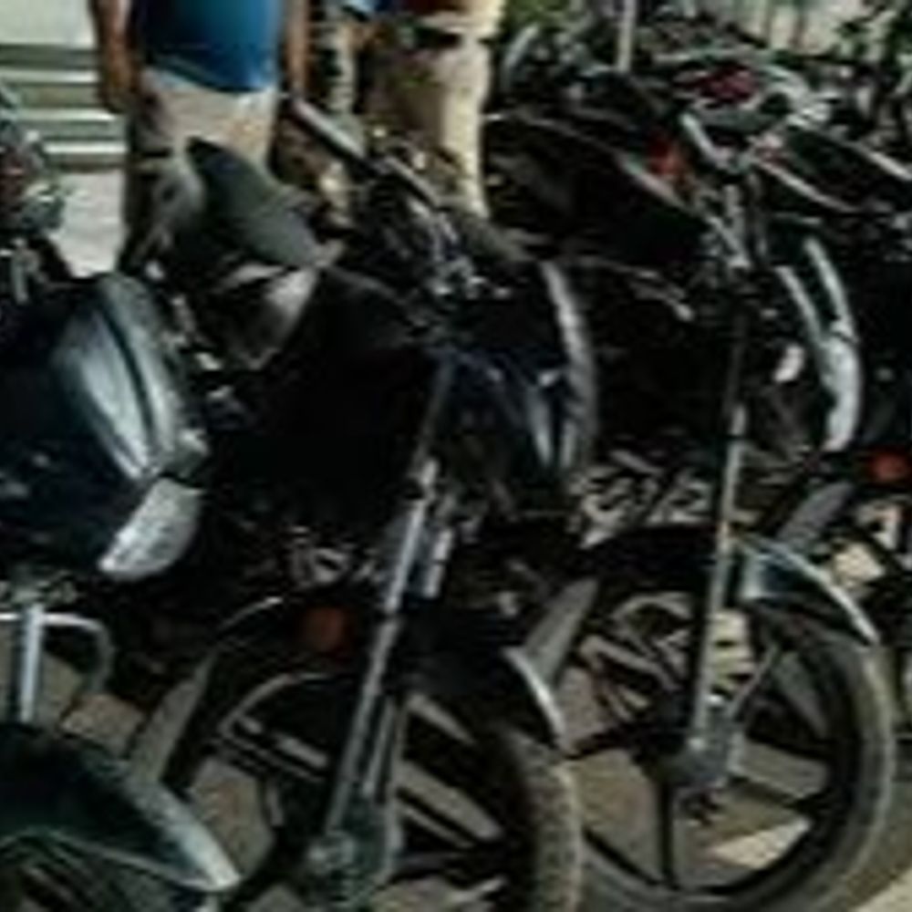 पानीपत में बाइक चोरी करने वाले तीन नाबालिग गिरफ्तार:कब्जे से 4 मोटरसाइकिल बरामद, शौक के लिए चुराई, जहां पेट्रोल खत्म-वहीं झाड़ियों में छिपाते