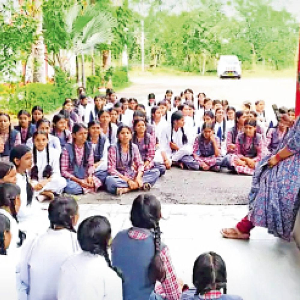 बेटियों का संघर्ष:छात्रावास में सुविधाओं के लिए सड़क पर उतरना पड़ा, दूसरी तरफ कार्यक्रम में भीड़ का हिस्सा बनाया
