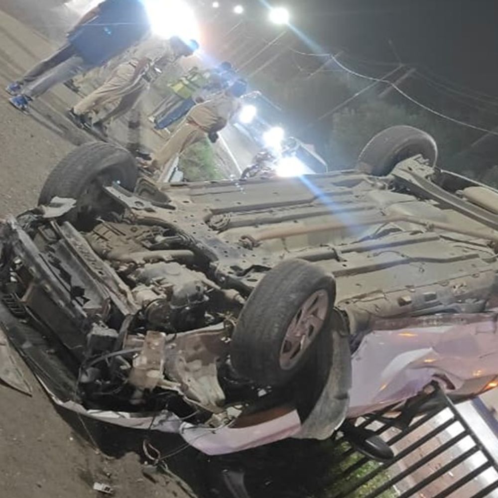 करनाल में हाईवे पर पलटी क्रेटा कार:अचानक ब्रेक लगाने से फिसली, रेलिंग पर चढ़ी, गाड़ी सवार दो लोग घायल