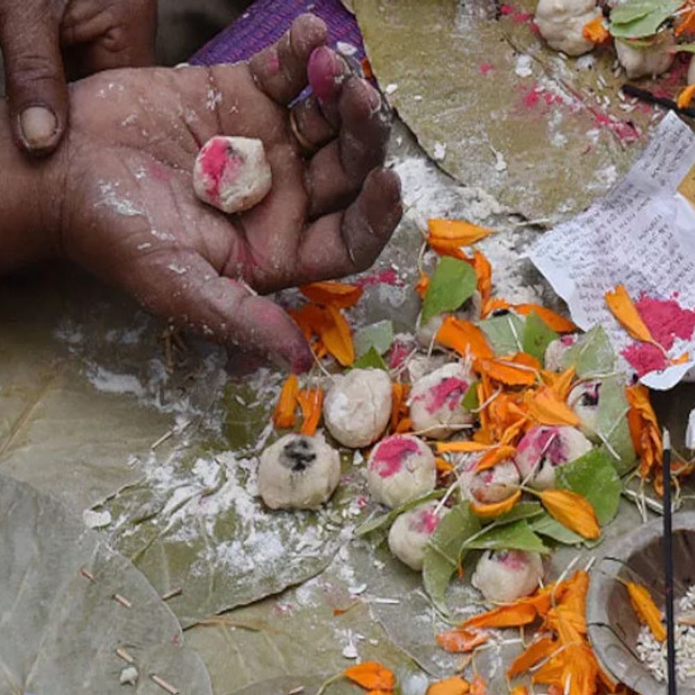 पितृ पक्ष 10 अक्टूबर तक:परंपरा- क्या आप जानते हैं पितरों को अंगूठे की ओर से ही जल क्यों चढ़ाते हैं?