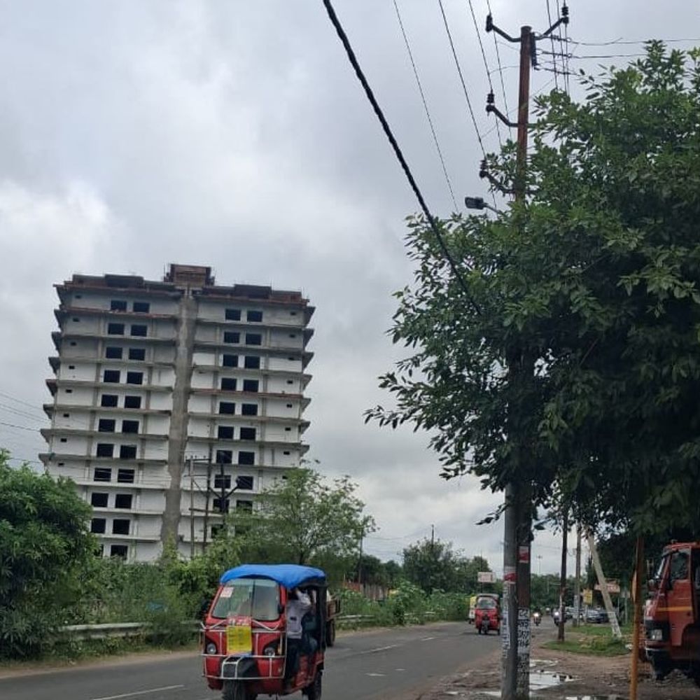 अलीगढ़ में बारिश का अलर्ट:आसमान में कभी धूप तो कभी बादल दिखाई दे रहे, तेज हवा बह रही