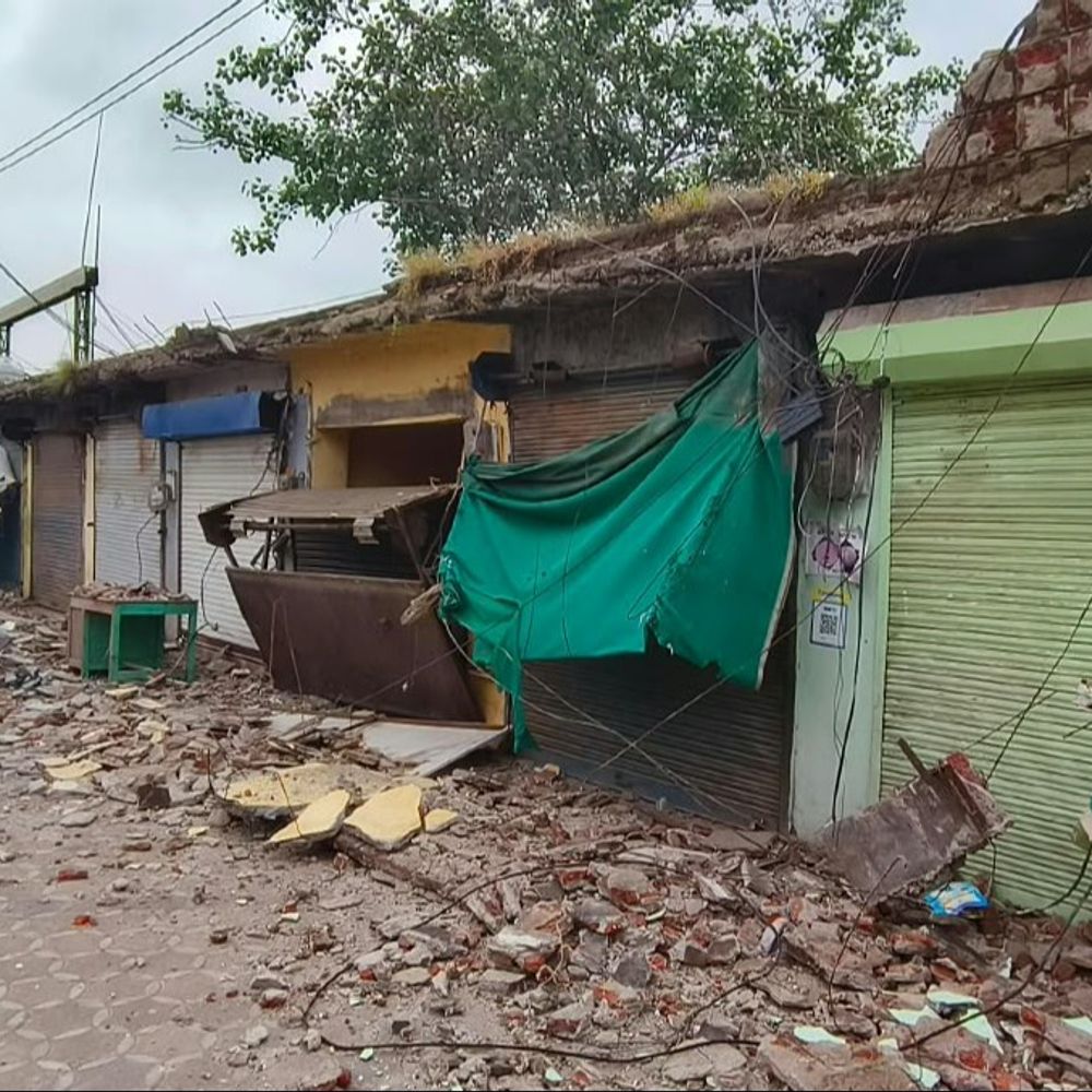 रतलाम में 40 साल पुरानी मंडी दुकानों की गैलरी गिरी:रात होने से टला बड़ा हादसा, 7 दुकानों के शेड और मीटर टूटे