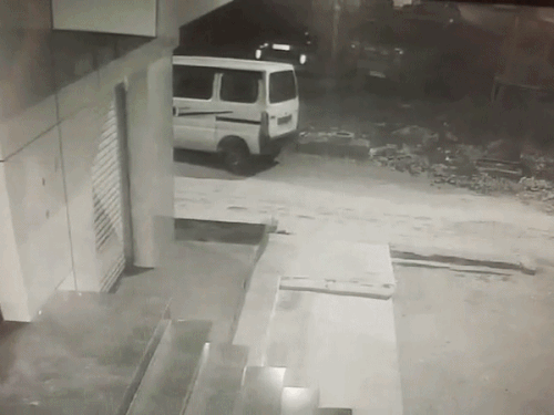 जालोर में गोदाम के बाहर खड़े 2-ट्रेक्टरों से बैटरियां चोरी:CCTV में दिखी ईको कार, आरोपियों की तलाश में जुटी पुलिस