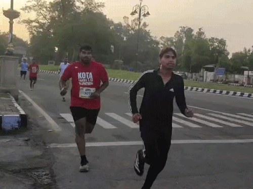 गांडिव मैराथन में बच्चों से लेकर बुजुर्गों ने लगाई दौड़:कोटा में 500 से ज्यादा धावकों ने दौड़कर दिया फिटनेस का संदेश