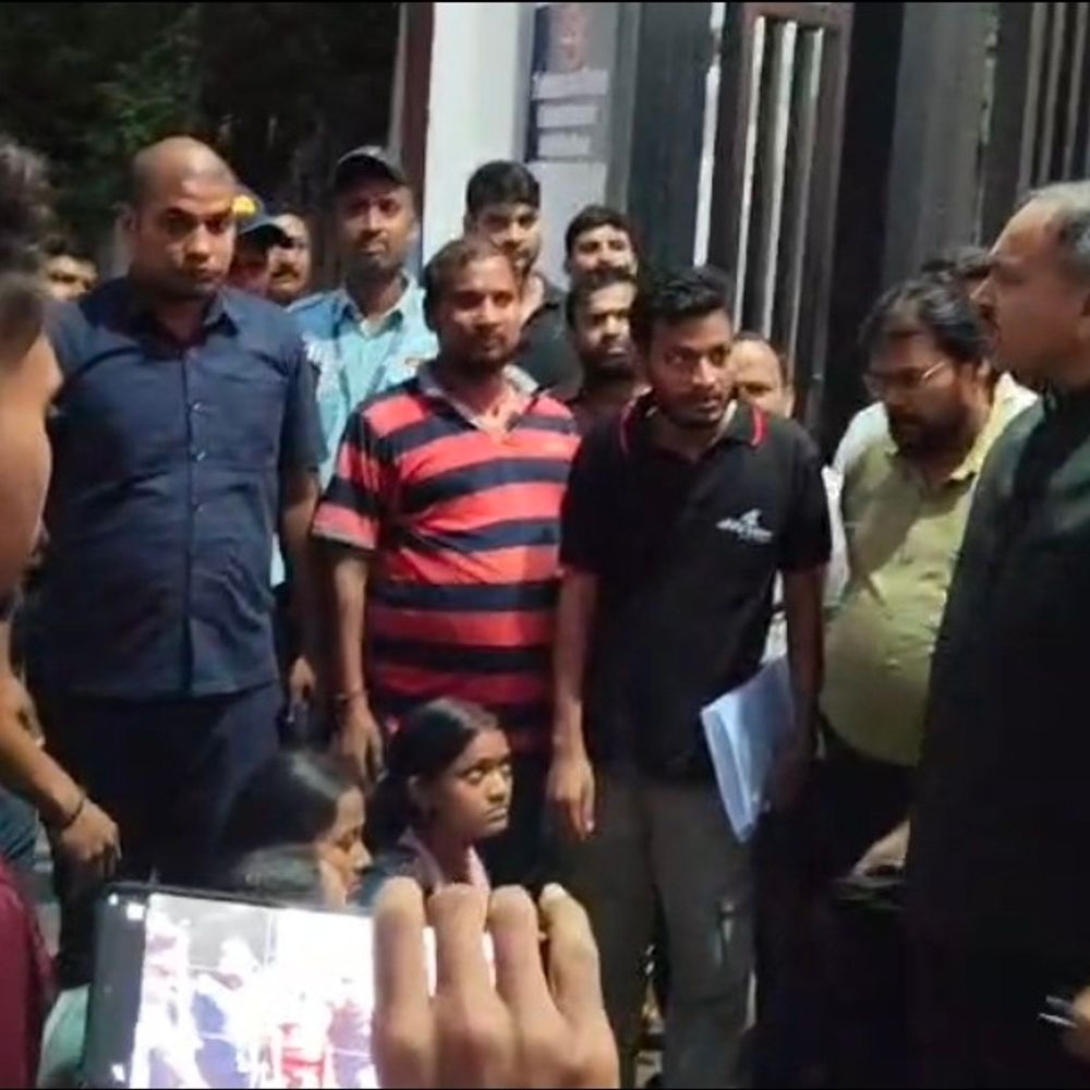पूर्णिया यूनिवर्सिटी में परीक्षा फॉर्म से वंचित छात्रों का हंगामा:कुलपति के सुरक्षाकर्मी पर बदसलूकी का आरोप, पोर्टल दोबारा खोलने की मांग