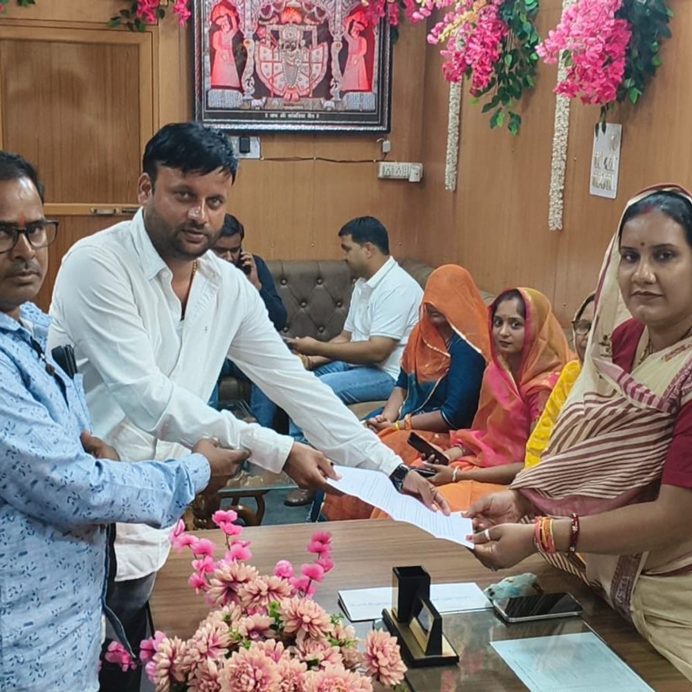 प्रतापगढ़ में मांगों को लेकर सभापति को सौंपा ज्ञापन:बोले- बेघर परिवारों को मिले आवास, पशुओं के लिए एंबुलेंस देने की मांग