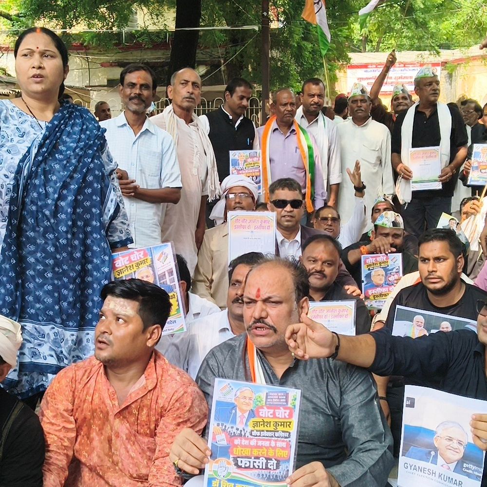 कांग्रेस का कलेक्ट्रेट में प्रदर्शन, सीईसी के इस्तीफे की मांग:मिर्जापुर में कलेक्ट्रेट में पुतला फूंका, राष्ट्रपति को सौंपा ज्ञापन