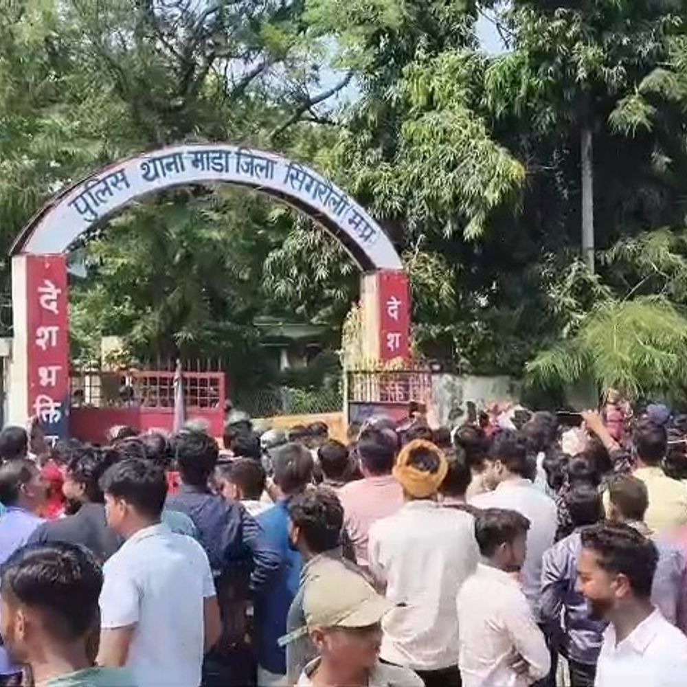 सिंगरौली में अवैध शराब के खिलाफ थाने का घेराव:पंचायत सदस्य ने राज्यपाल से निष्पक्ष जांच मांगी; टीआई बोले-जांच जारी है