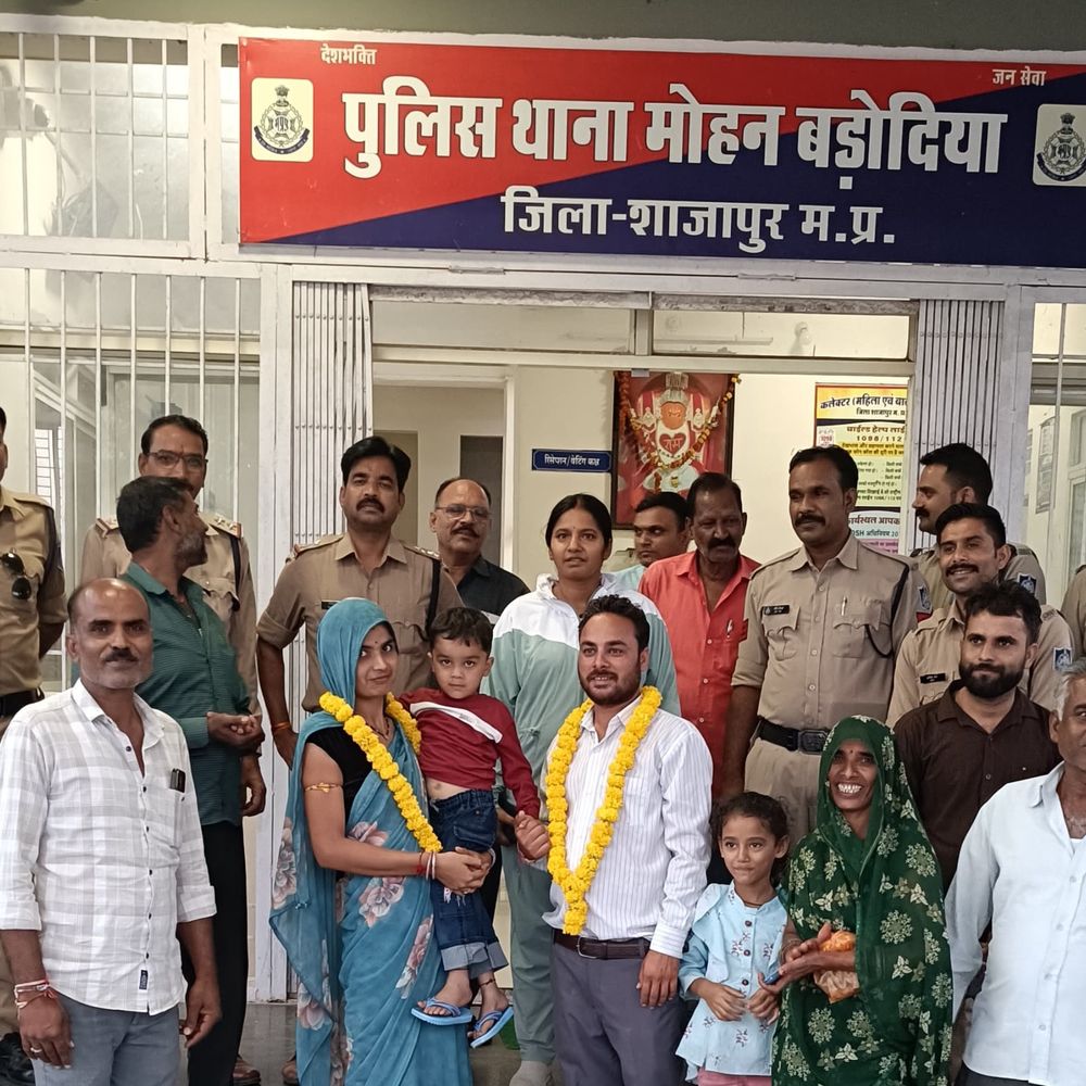 मोहन बड़ोदिया थाने में सुलझा पति-पत्नी विवाद:पुलिस की समझाइश पर एक-दूसरे को माला पहनाई, मिठाई खिलाकर साथ रहने को राजी हुए