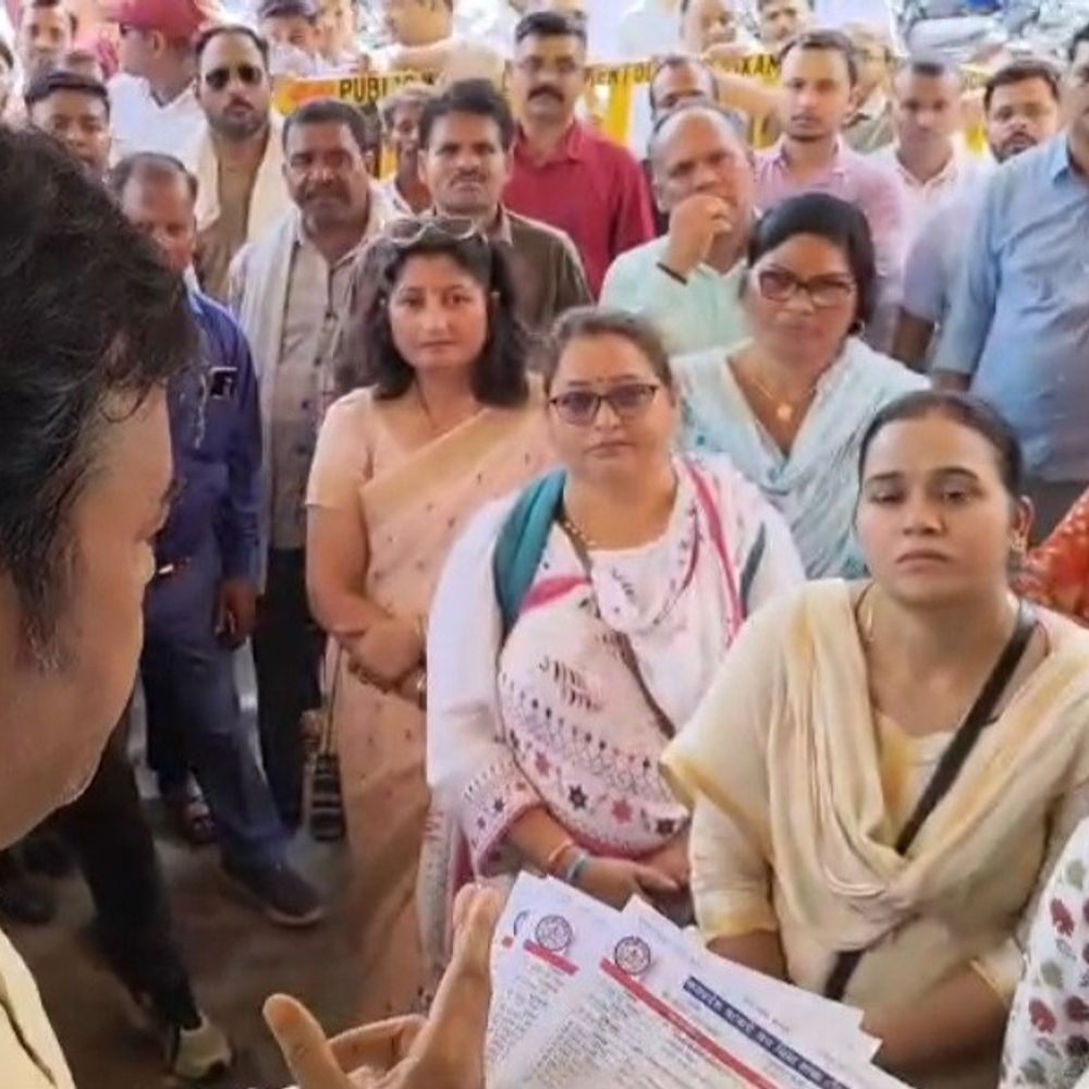 पटवारी संघने स्वामित्व योजना में गैर-जरूरी जोखिम का आरोप लगाया:टीकमगढ़ में प्रदर्शन कर ज्ञापन सौंपा, पदोन्नति की आयु सीमा हटाने की भी मांग