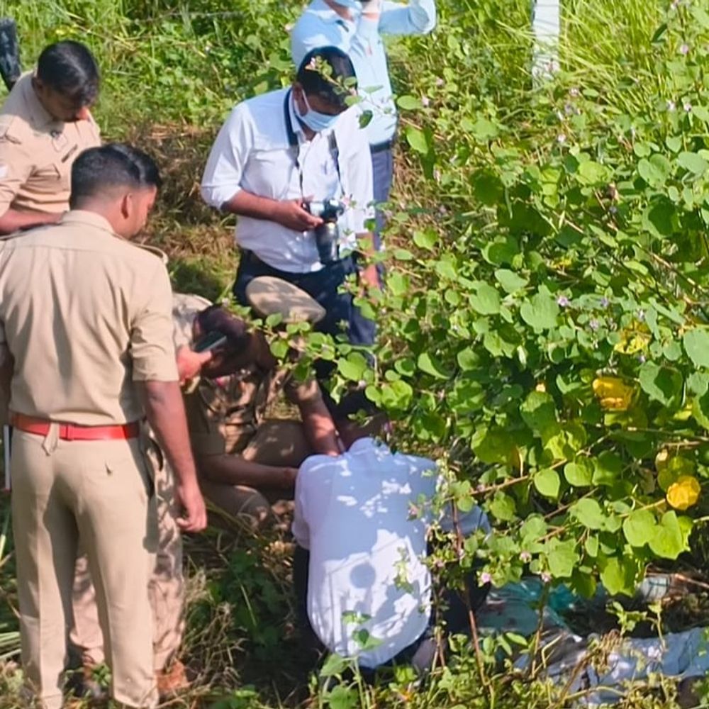 पूर्वांचल एक्सप्रेसवे की सर्विस लेन के नीचे मिली अज्ञात बॉडी:कुचला गया है चेहरा, पहचान के प्रयास में जुटी पुलिस