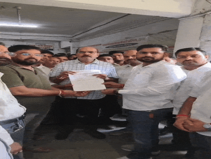 मांग पर अड़ा पटवारी संघ, बोले- निष्पादक से हटाएं:एसओपी में पहचान सत्यापन को लेकर विरोध, कलेक्ट्रेट पर किया प्रदर्शन