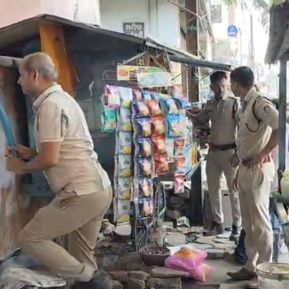 शराब-सिगरेट पीते लोगों का वीडियो आया, अवैध गुमटियां हटीं:सागर में शिकायत के बाद कार्रवाई;