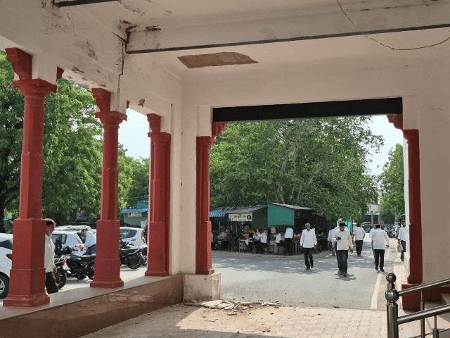 कलेक्टर की गाड़ी जहां खड़ी-होती, वहीं गिरा छत का प्लास्टर:झुंझुनूं कलेक्ट्रेट में हादसा, लोग बोले- लापरवाही भारी पड़ रही