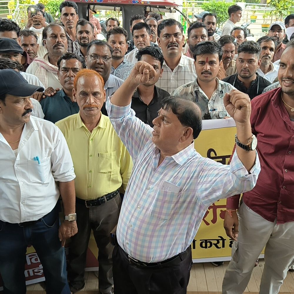 गुना में PDS दुकान संचालकों ने किया प्रदर्शन:राशन पर कमीशन बढ़ाने की मांग; बोले- अन्य राज्यों में ज्यादा कमीशन दिया जाता है