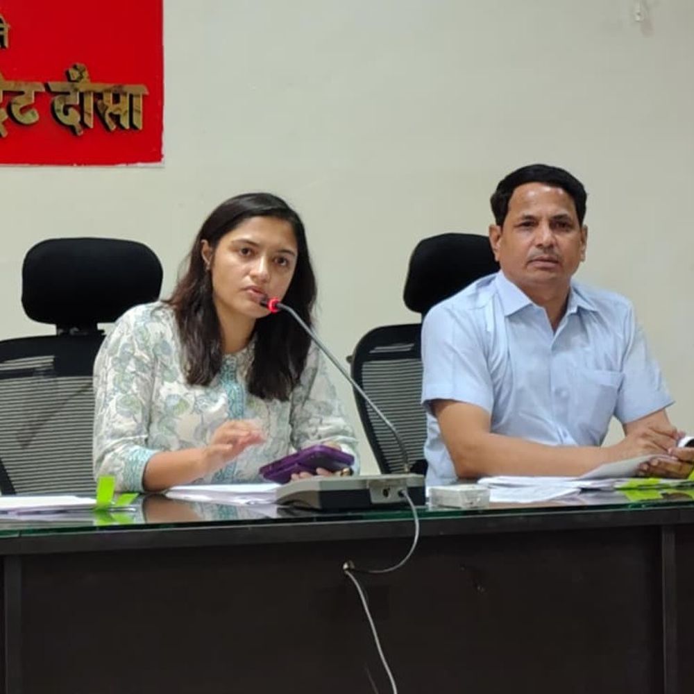 कलेक्टर ने अफसरों से कहा- किसानों को खाद उपलब्ध कराए:समीक्षा बैठक में स्वीकृत विकास कार्यों के शीघ्र वर्क ऑर्डर जारी करने के निर्देश