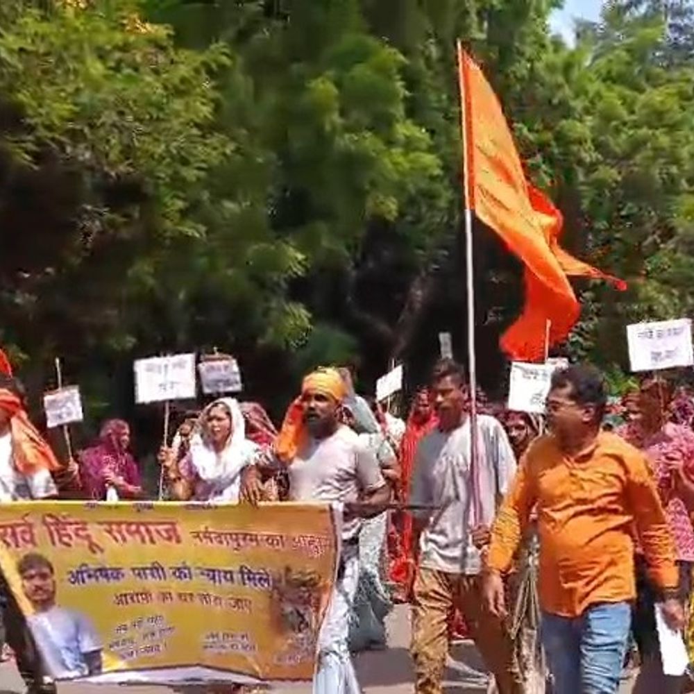 सड़क पर हिंदू समाज, कलेक्ट्रेट गेट का घेराव:नर्मदापुरम में ड्राइवर पर हमला करने वालों के घर तोड़ने की मांग