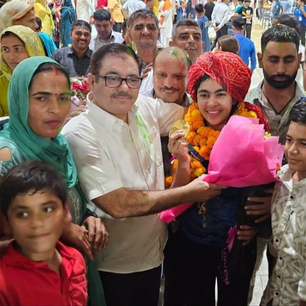 झज्जर की सुरुचि का भारत लौटने पर भव्य स्वागत:10 मीटर एयर पिस्टल मिक्स्ड टीम इवेंट में जीता स्वर्ण पदक