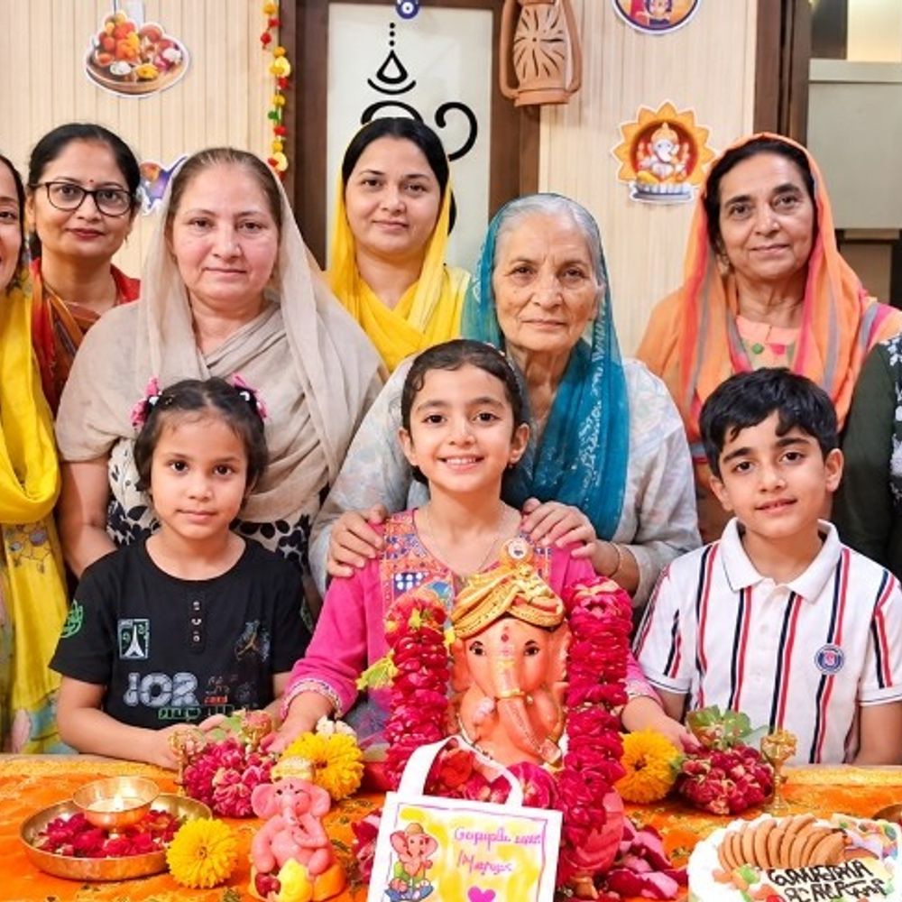 8 साल की कायशा ने खुद बनाए गणपति, किया विसर्जन