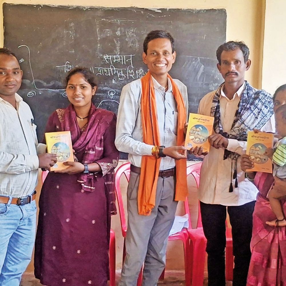 एकल विद्यालयों की गतिविधियों की समीक्षा आचार्यों को बांटी श्रीमद्भगवद्गीता की प्रतियां