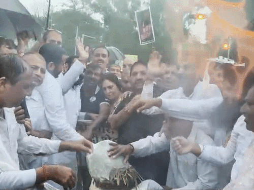 करनाल में कांग्रेस ने मुख्य चुनाव आयुक्त का पुतला फूंका:नेताओं ने इस्तीफा मांगते हुए कहा- कार्रवाई होने तक जारी रहेगा विरोध