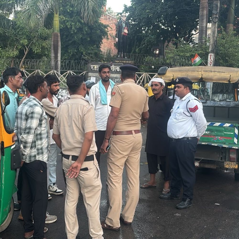 सोनीपत में ऑटो, ई-रिक्शा चालकों को ग्रे वर्दी पहनना जरूरी:नहीं पहनने पर कार्रवाई, पुलिस ने यूनियनों के साथ की बैठक, दिए निर्देश