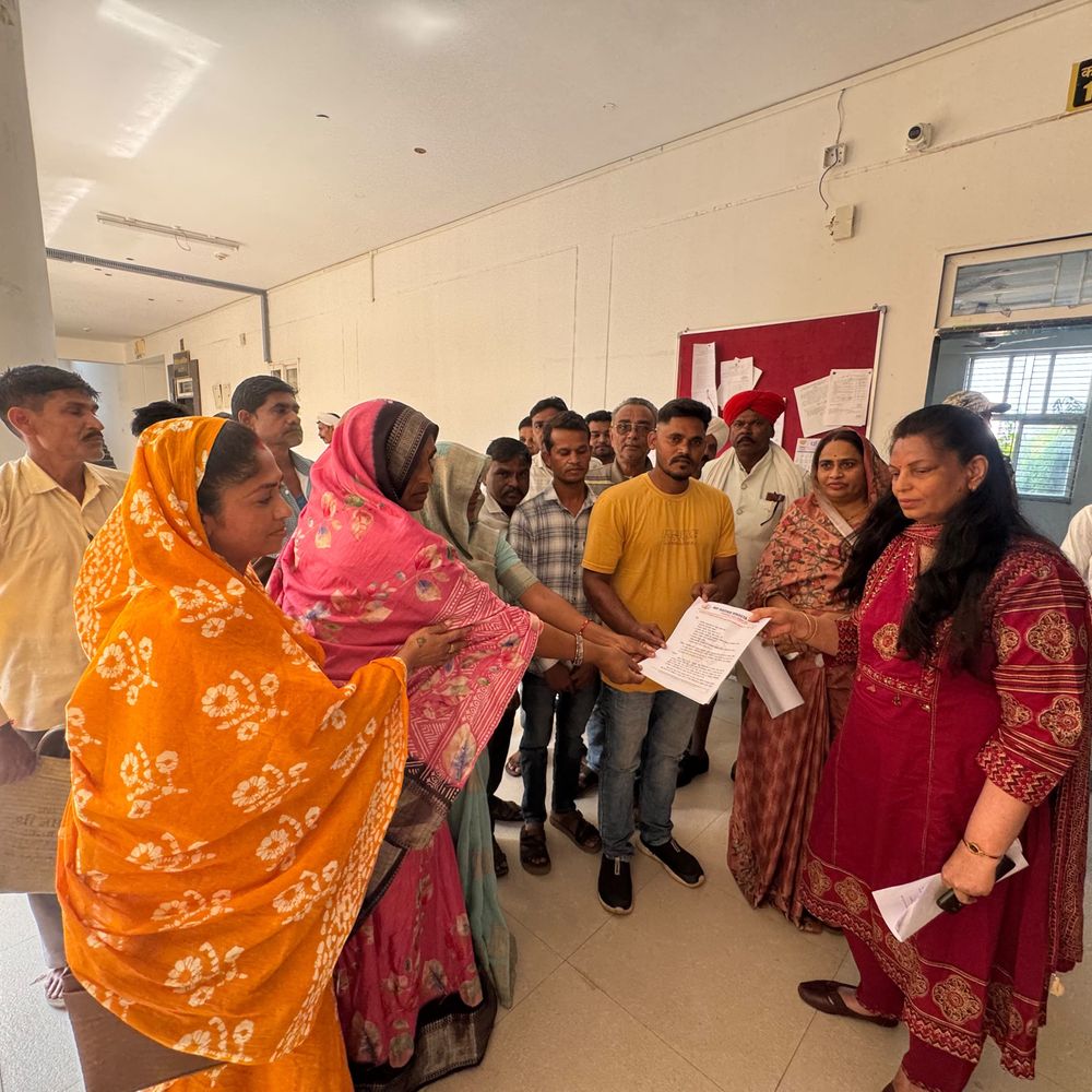 बेगड़ा में सड़क, बिजली-पानी की समस्या:ग्रामीणों ने कलेक्टर को दिया आवेदन;  हैंडपंप मरम्मत और पुलिया बनाने की मांग