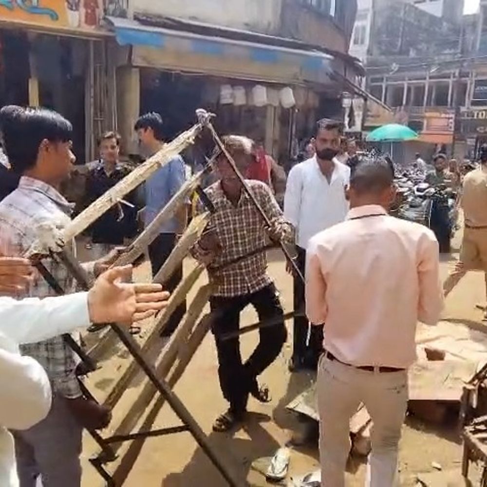 शिवपुरी में जाम से निपटने के लिए अतिक्रमण पर कार्रवाई:कोर्ट रोड बनेगा नो-हॉकर जोन, सामान दुकान के अंदर रखने के निर्देश