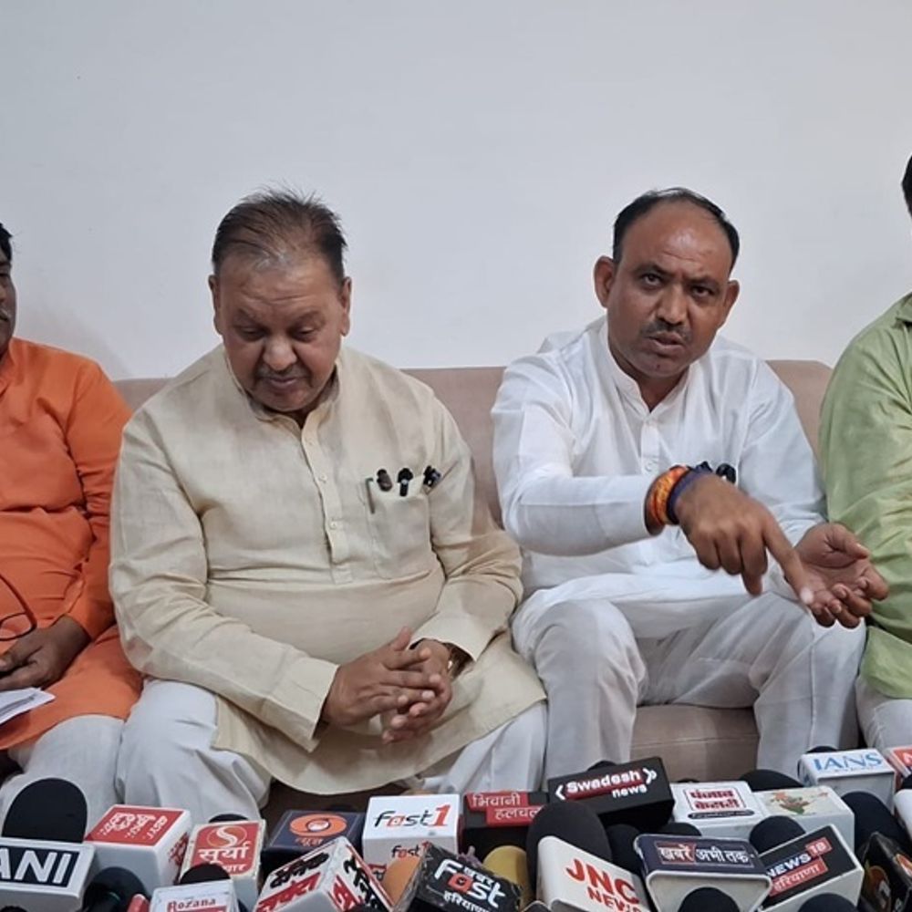 MLA घनश्याम सर्राफ व कपूर वाल्मीकि की पत्रकार वार्ता:भिवानी में बोले- चुनाव आयोग के स्पष्टीकरण के बाद विपक्ष के भ्रम की हवा निकली