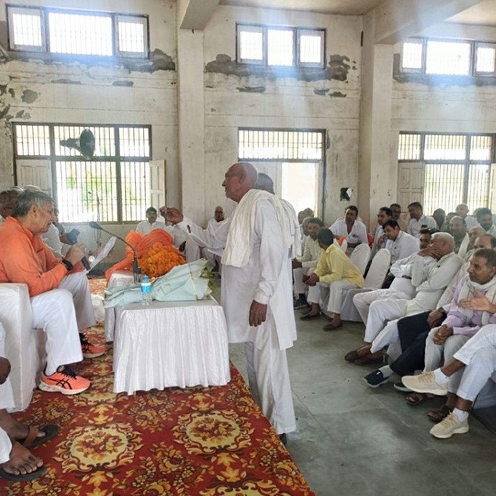 भिवानी-महेंद्रगढ़ के सांसद ने पढ़ाया समरसता का पाठ:धर्मबीर सिंह बोले-विकास कार्यों के साथ-साथ बच्चों में अच्छे संस्कार भरना जरूरी