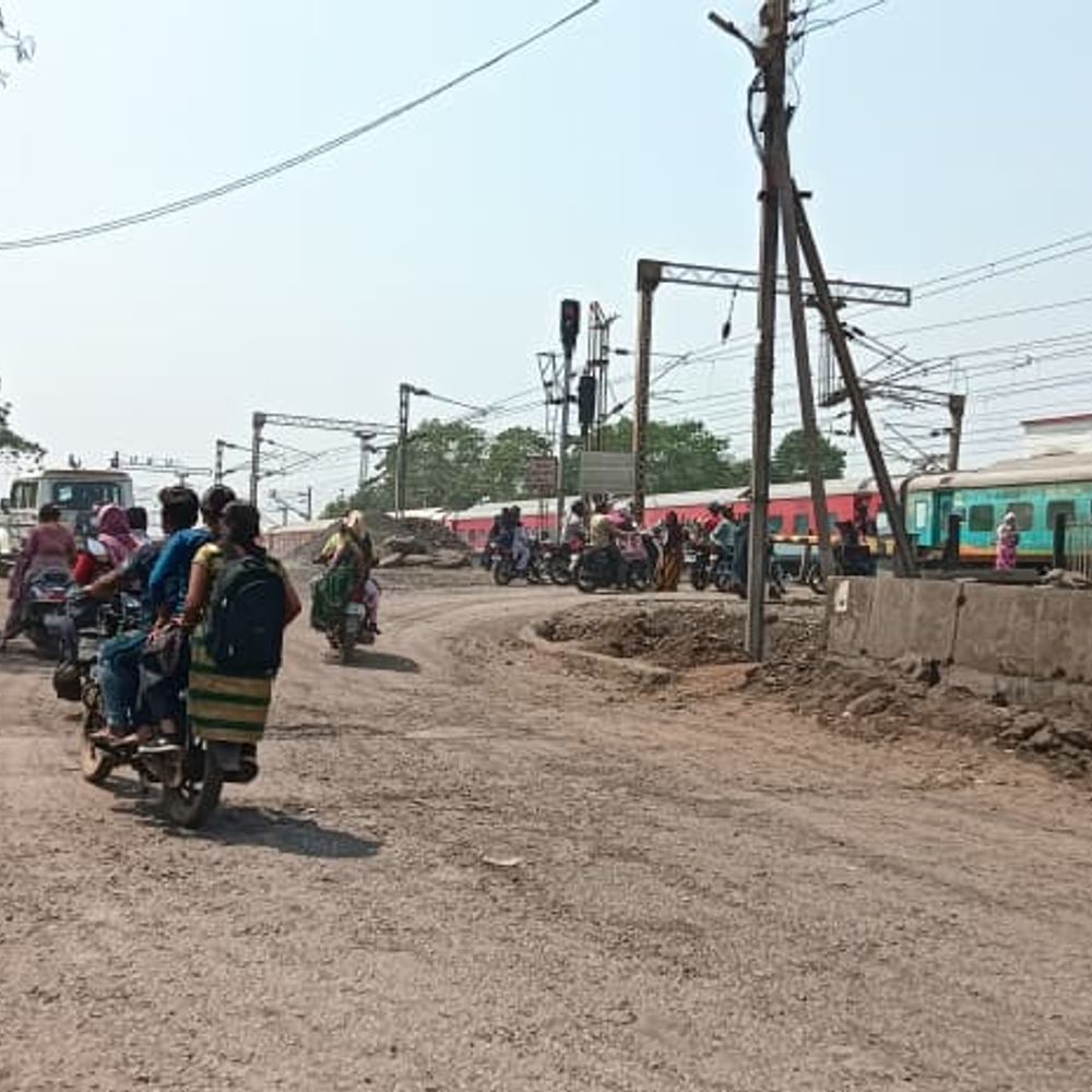 नैला-सिवनी रेलवे फाटक बंद रहने से लोग परेशान, ओवरब्रिज की मांग अधर में