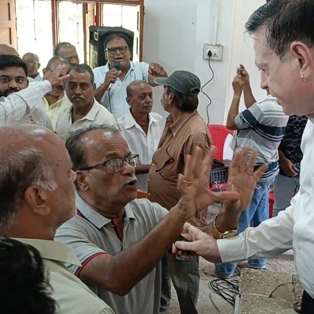 नेपानगर सहकारी भंडार की सभा में हंगामा:अंशधारियों ने 11 साल का हिसाब मांगा, अध्यक्ष ने सिर्फ एक साल का दिया; सभा टाल दी गई