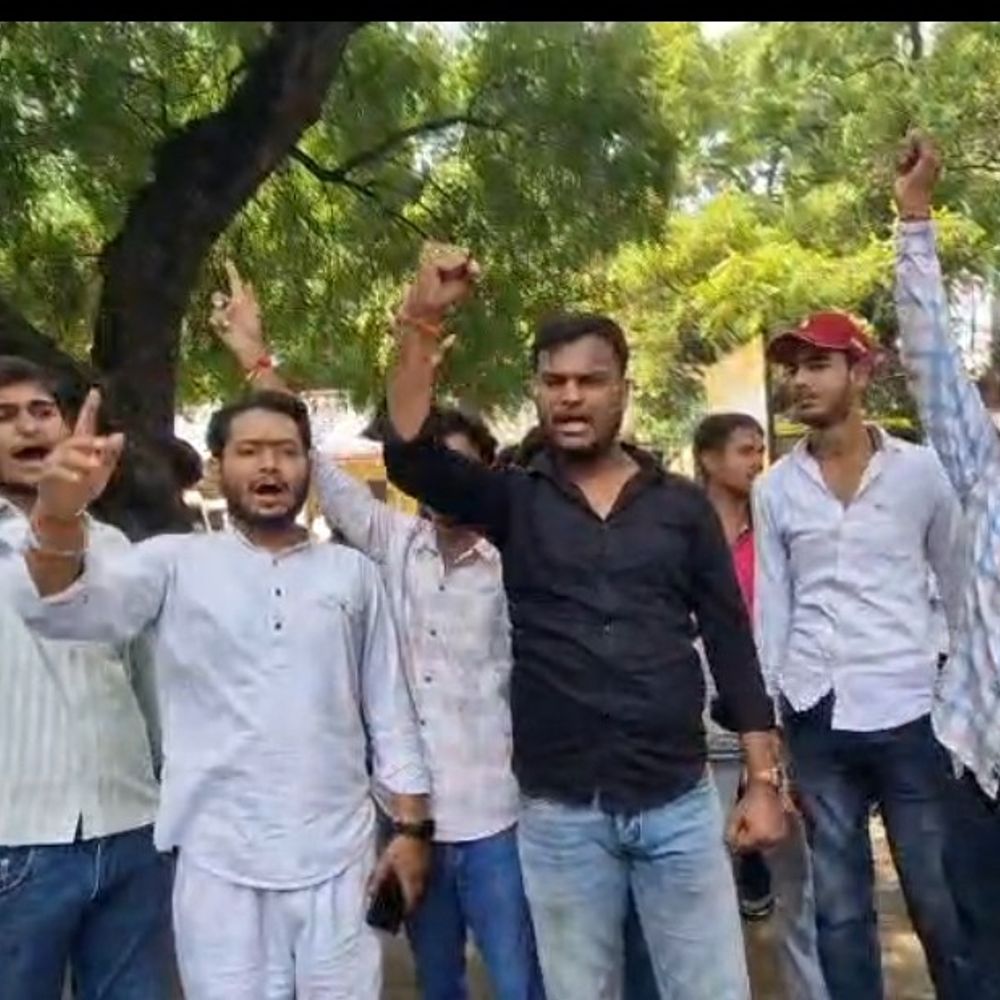 छात्र नेताओं ने मिर्जापुर कलेक्ट्रेट में ज्ञापन सौंपा:मिर्जापुर में पार्क की बदहाली पर नाराजगी, ठेका हटाने की मांग