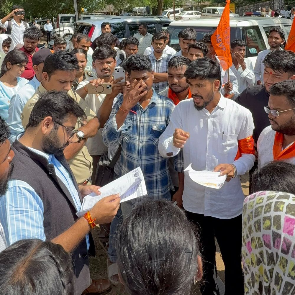 छात्राओं की सुरक्षा को लेकर कॉलेज में प्रदर्शन:अभाविप ने रैली निकालकर ज्ञापन सौंपा, कहा- प्राध्यापक की पत्नी पीड़िता को धमका रही
