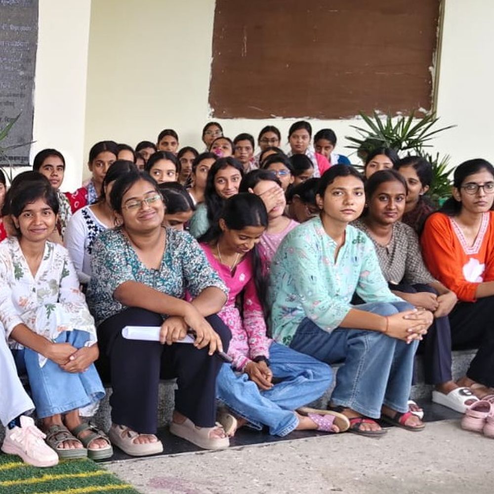 सहरसा- 400 से ज्यादा कृषि कॉलेज छात्र धरने पर बैठे:एंबुलेंस की मांग; फरवरी में छात्र रोहित की मौत का दिया हवाला, कॉलेज में तालाबंदी