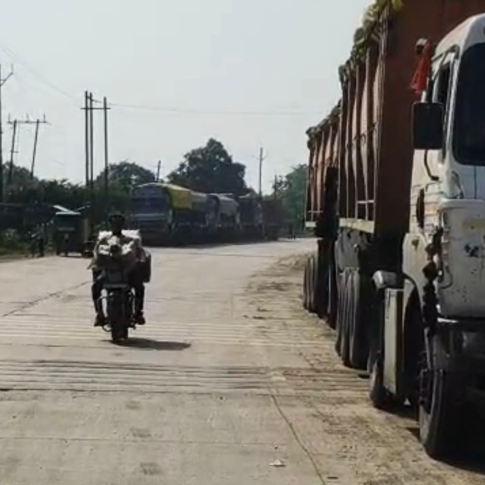 शहडोल में हाईवे किनारे खड़े भारी वाहन, हादसे का डर:मेडिकल कॉलेज चौक पर अंधे मोड़,  तंग रास्ते से मरीजों को भी दिक्कत