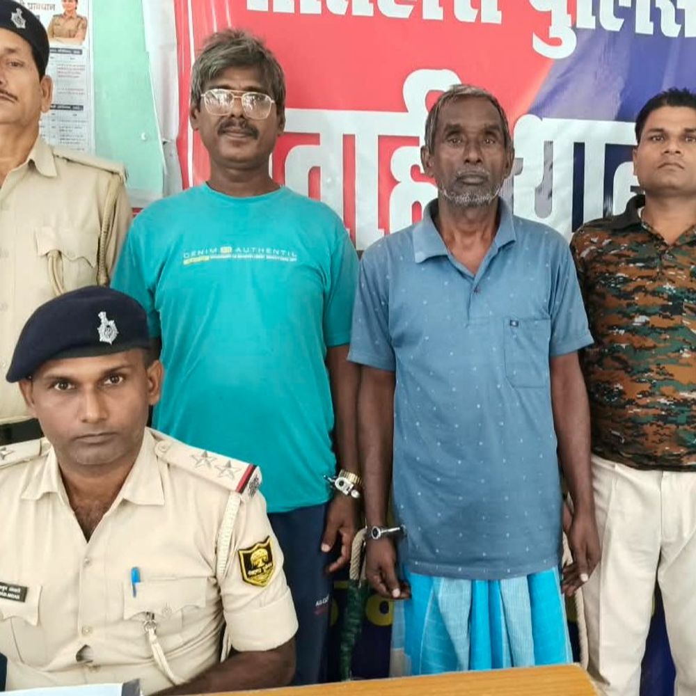 नक्सली गतिविधियों से जुड़े दो कुख्यात आरोपी गिरफ्तार:चकिया रेलवे ट्रैक और मधुबन धमाका मामले में थे शामिल, लंबे समय से थे फरार
