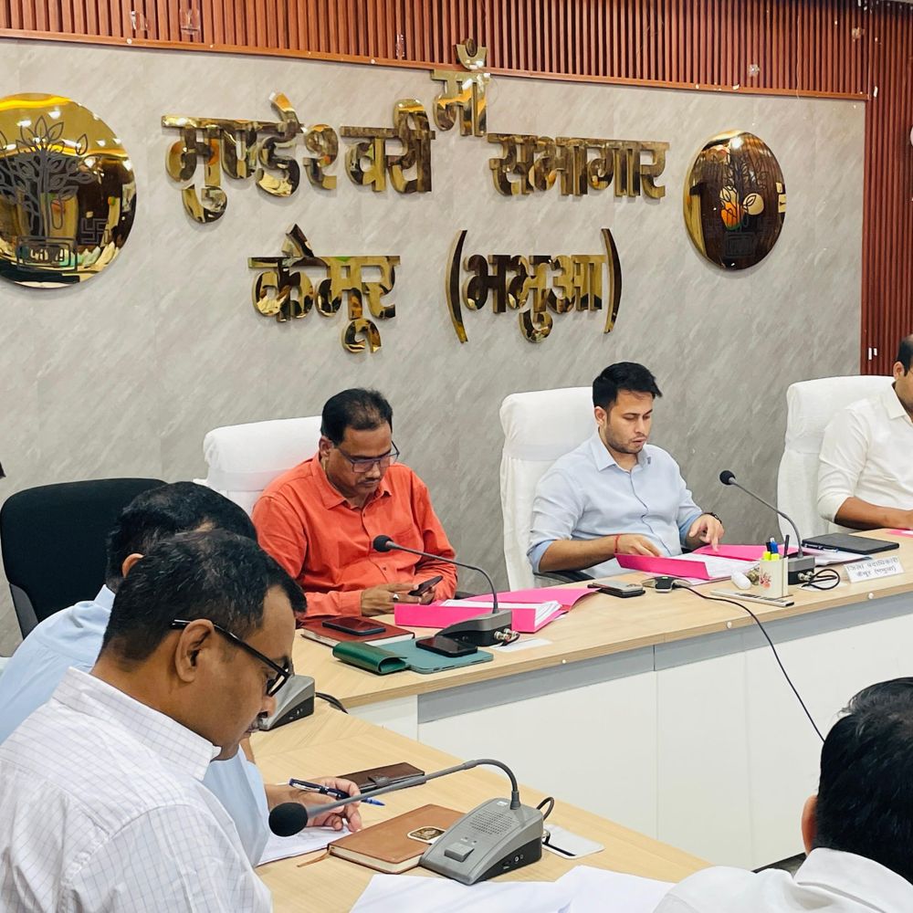 कैमूर में 5,117 पेंशन लाभुकों का जीवन प्रमाणीकरण लंबित:डीएम ने की बैठक, नल-जल दुरुस्त करने और मंडप प्रस्ताव भेजने को कहा
