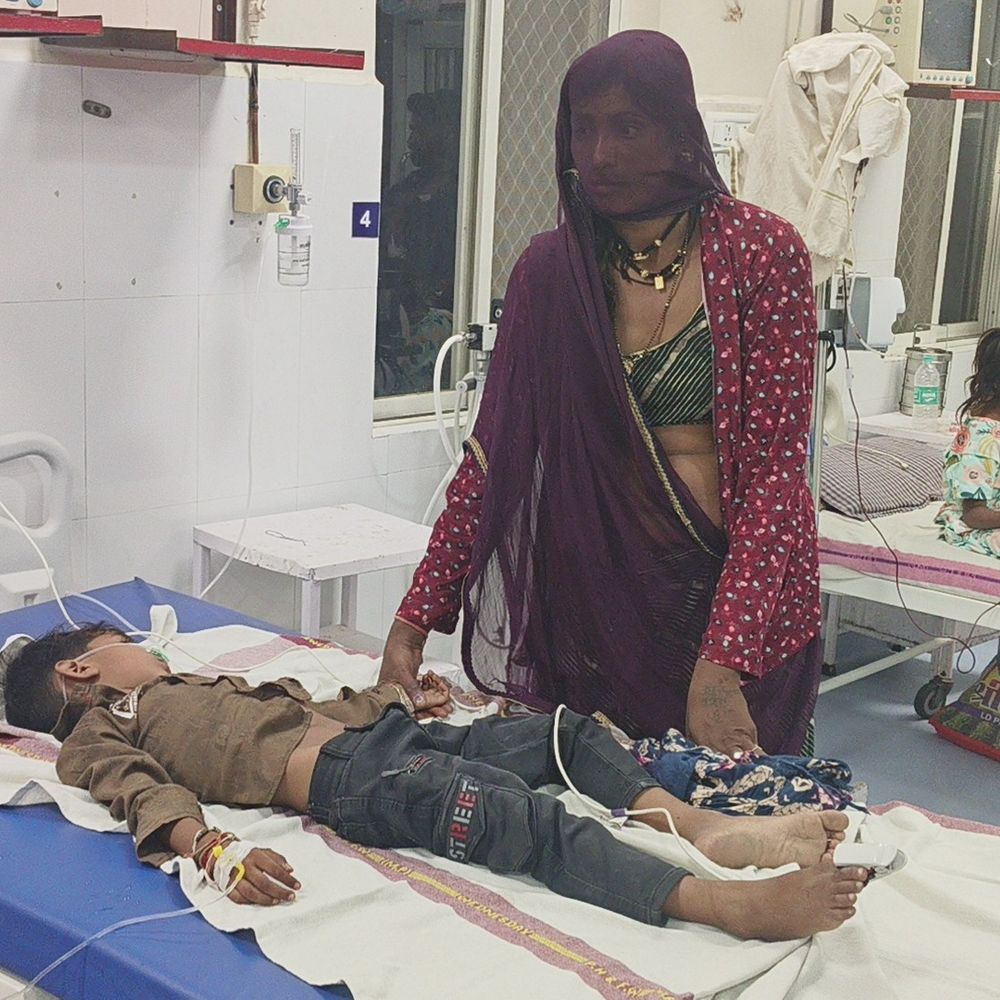 बादाम समझकर खाए रतनजोत के बीज, 8 बच्चे बीमार:नीमच में खाते ही पेट दर्द, उल्टी-दस्त हुए; चार पीआईसीयू में भर्ती