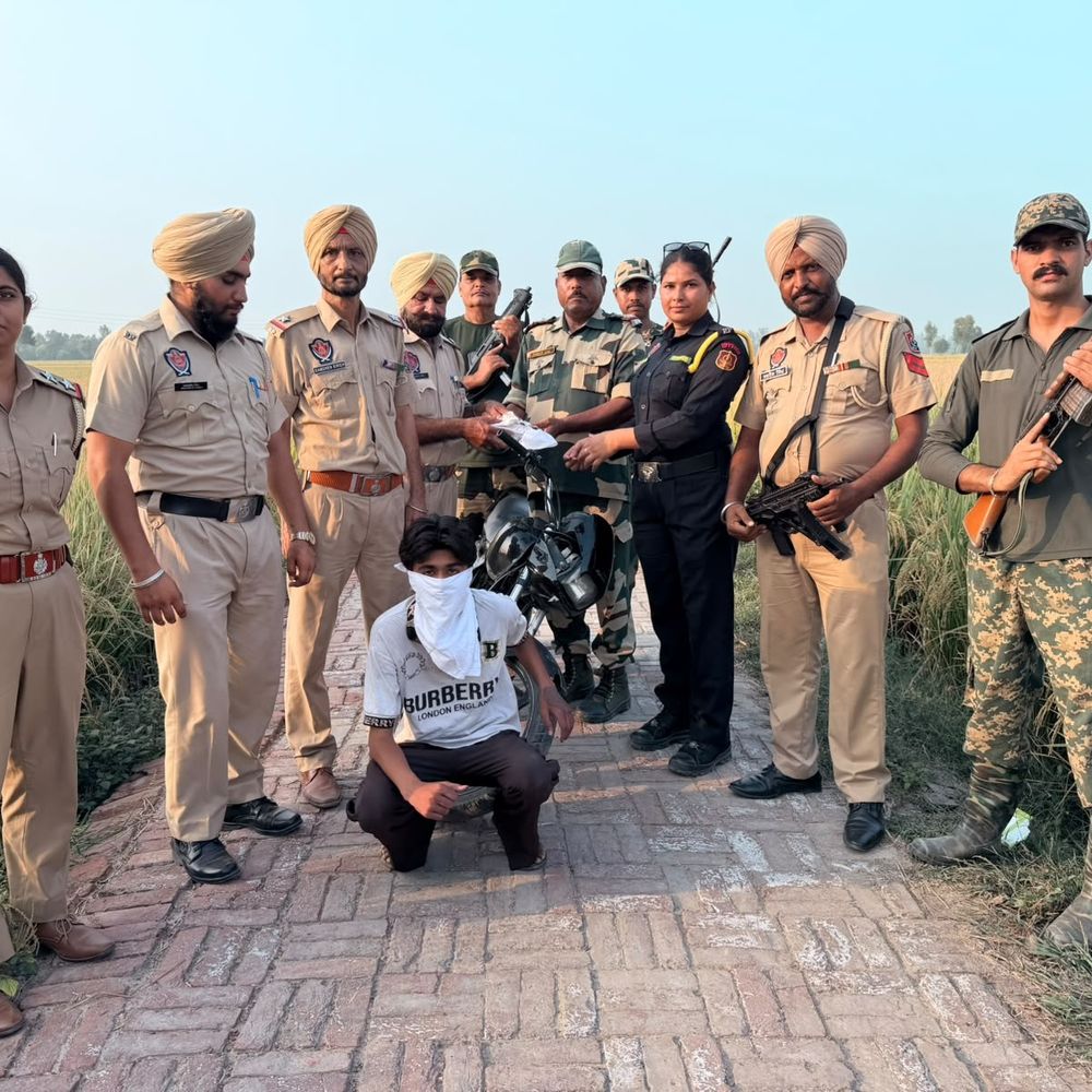 तरनतारन में सीमा पर हथियारों की खेप बरामद:2 पिस्तौल समेत कारतूस मिले, एक आरोपी गिरफ्तार; खेतों में सर्च के दौरान मिला पीला पैकेट