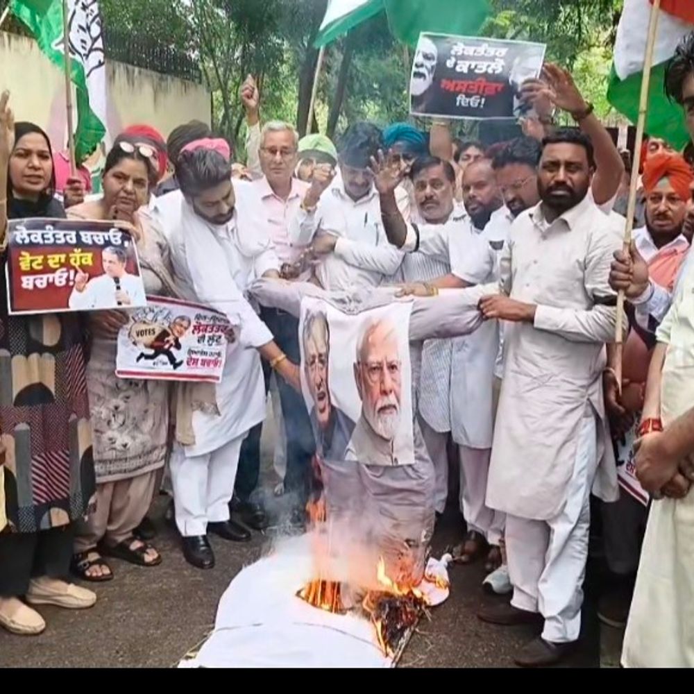 संगरूर में पीएम-चुनाव आयोग के खिलाफ कांग्रेस को रोष मार्च:13 करोड़ वोट काटने का आरोप, डीसी ऑफिस के सामने पुतला फूंका, गिरफ्तारी की मांग