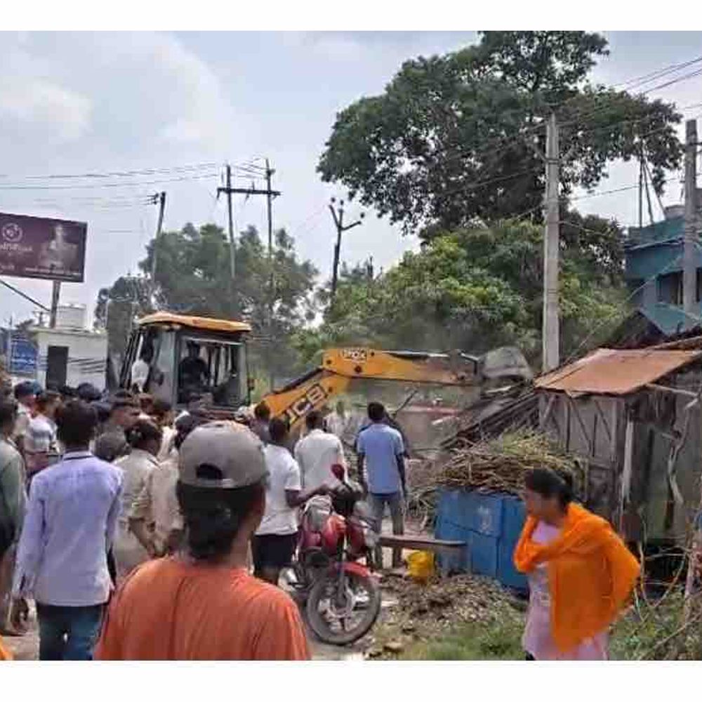 मोतिहारी में अतिक्रमण हटाने के दौरान महिला पर गिरी दीवार:गंभीर घायल; परिजनों ने जेसीबी पर किया पथराव, 50 साल से रहने का दावा
