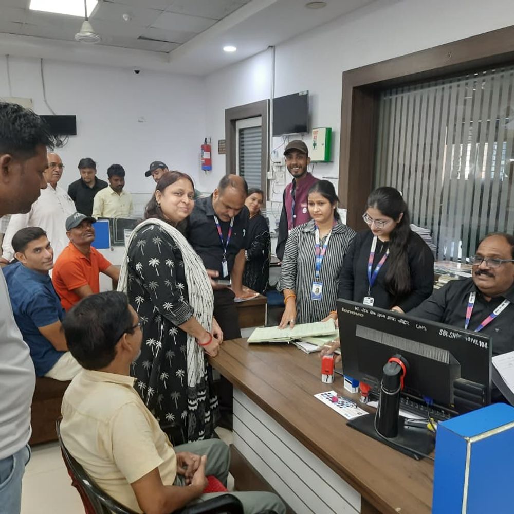 6 साल बाद रविवार को खुलीं बैंकें काले कपड़े पहनकर काम किया