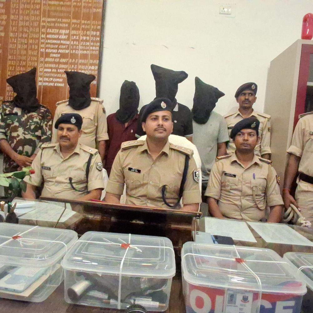 नेशनल हाईवे पर पुलिस बनकर अवैध वसूली करते 5 गिरफ्तार:2 कट्टा, कारतूस, नकली पिस्तौल और पुलिस की वर्दी बरामद; ट्रक ड्राइवर्स से करते थे वसूली