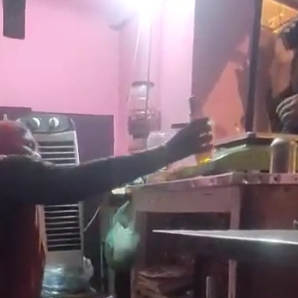 किराना दुकान की आड़ में अवैध शराब बेचती महिला पकड़ी:सतना में वीडियो वायरल होने पर कार्रवाई, 20 पाव शराब और 11 बीयर बोतलें जब्त