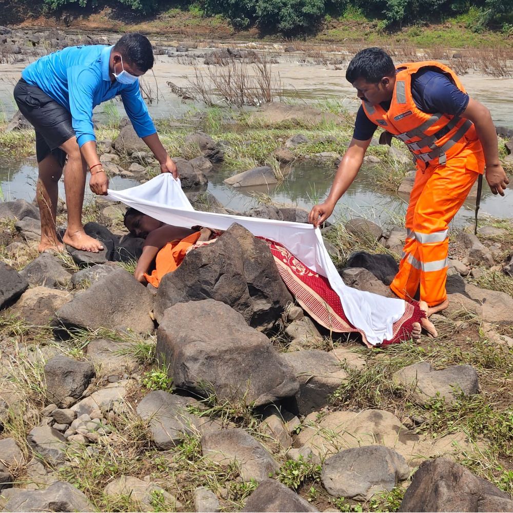 अनूपपुर में 46 घंटे बाद मिला डूबे युवक का शव:जोहिला नदी में पत्थरों के बीच फंसा था, घटनास्थल से 7 किमी दूर से बरामद