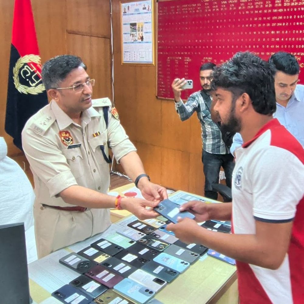 हांसी पुलिस ने बरामद किए 66 गुम मोबाइल:8 लाख के फोन मालिकों को लौटाए, एसपी बोले-फोन खोए तो पुलिस को बताएं
